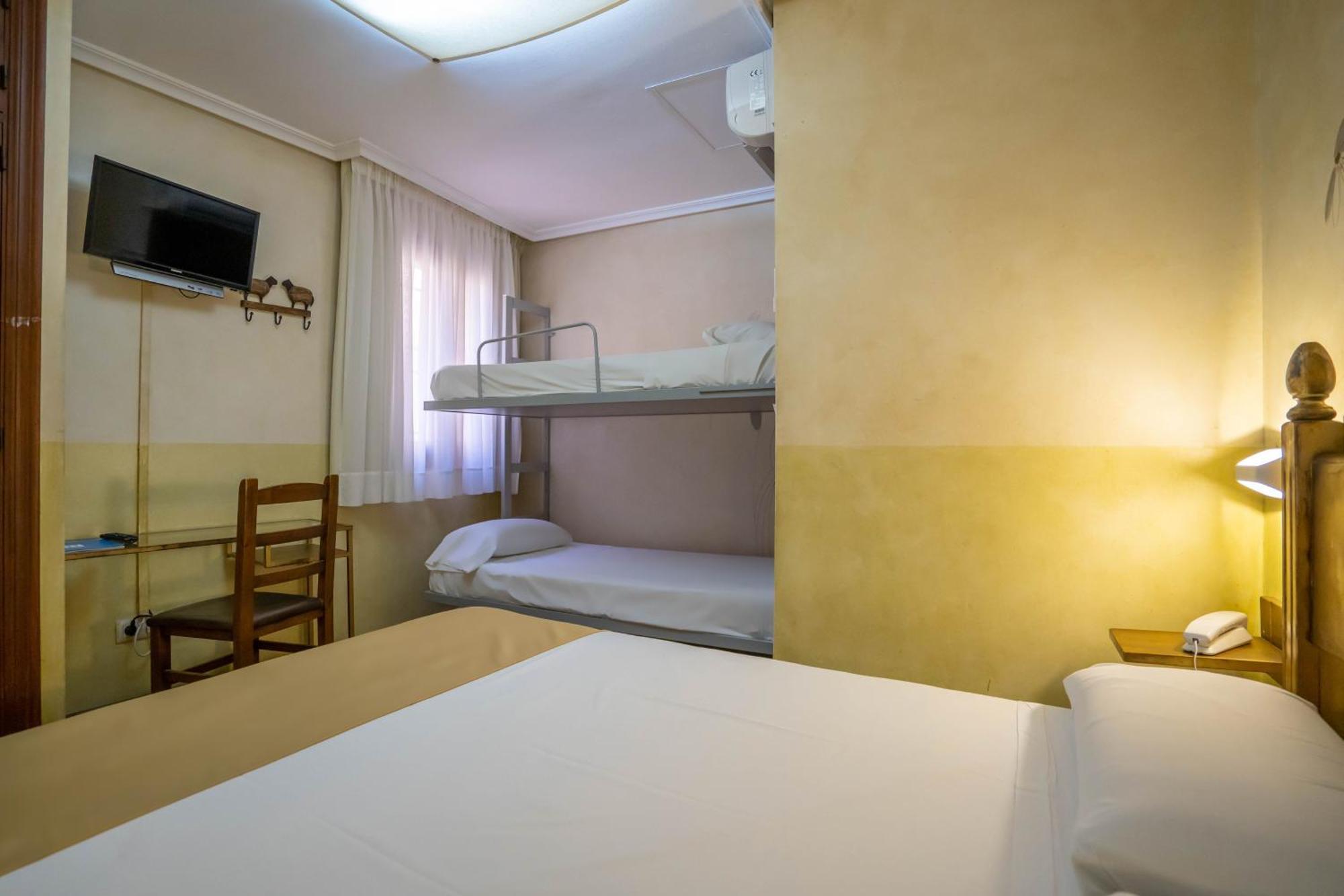 วายไอที ปวยร์ตา บิซากรา Hotel โตเลโด ภายนอก รูปภาพ